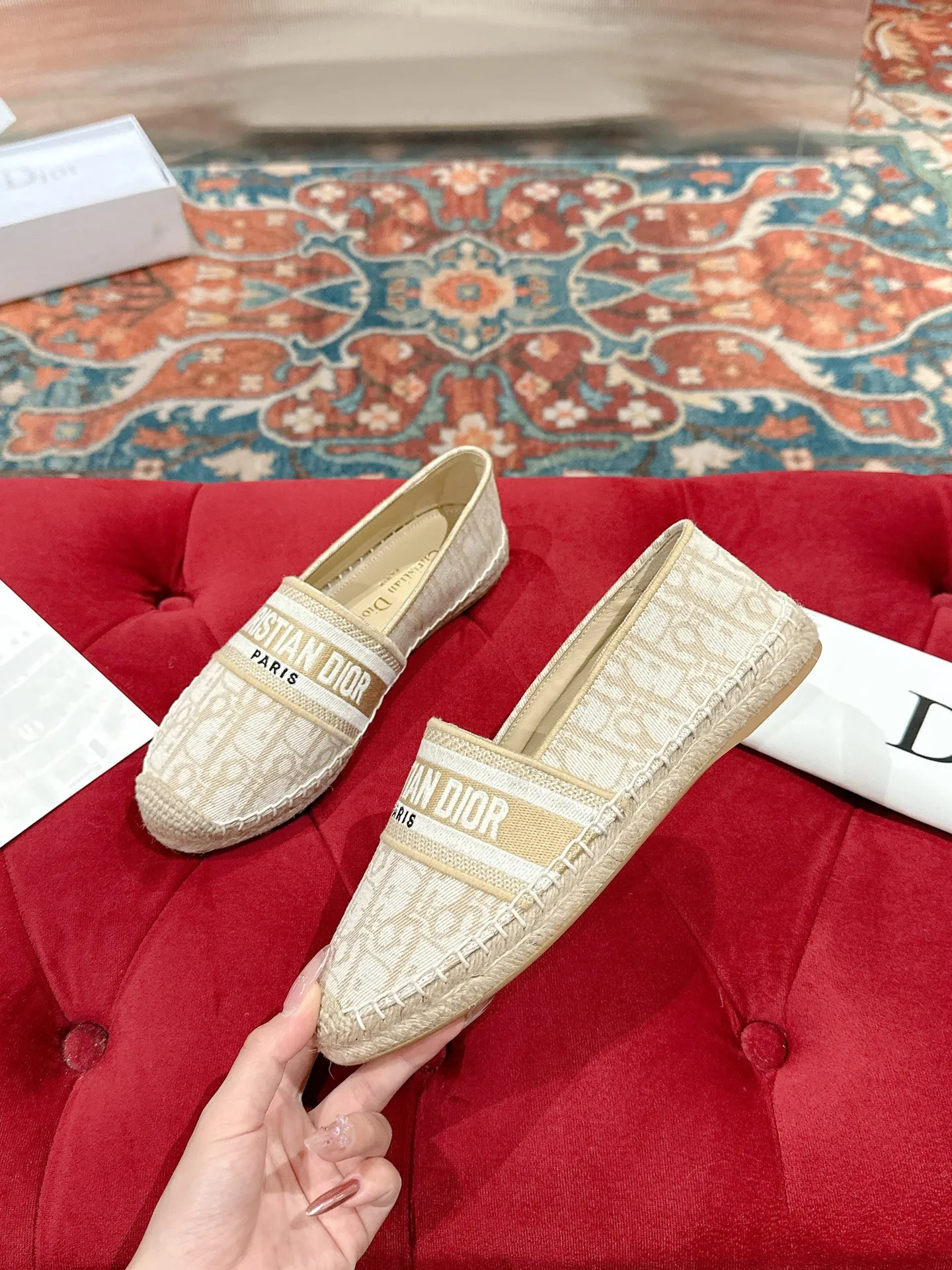 👟👟Ex-factory price 440👟👟 Dior DIOR's new popular early spring fisherman shoes 🆕 Simple, elegant and fashionable, timeless and timeless, it is a classic that will never fade away in the fashion circle, retro fisherman shoes. Original hand-woven surface, electric embroidery technology! Specific cloth surface and rubber outsole. Code number: 35-39 (40.41 customized, non-refundable)